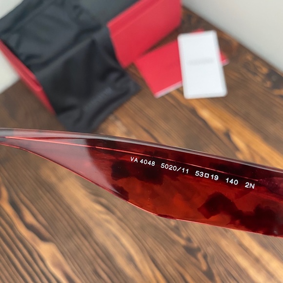 Valentino VA4048 Sunglasses in Red - Picture 4 of 9